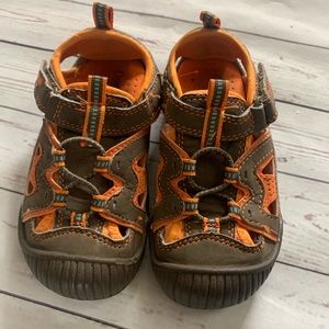 Toddler boys Oshkosh water shoes sandals